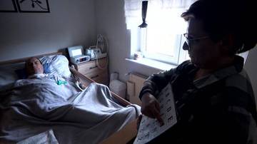 Wymagają całodobowej opieki. Wsparcie jest, brakuje podpisu NFZ
