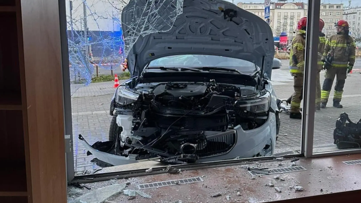 Potrącił nastolatkę i uderzył w sklep. Groźny incydent w Gdyni