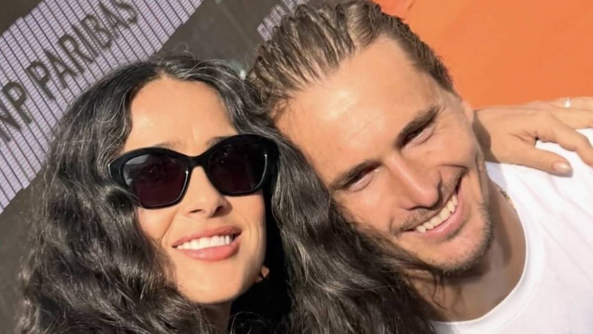 Salma Hayek i Alexander Zverev pozują do zdjęcia.