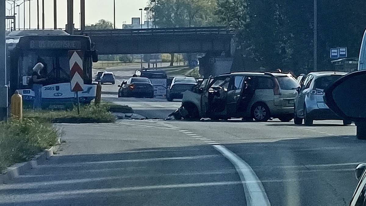 Zderzenie samochodu i autobusu w Szczecinie. Są ranni