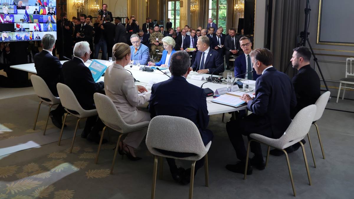 Koalicja chętnych spotyka się w Paryżu. Polski premier na miejscu