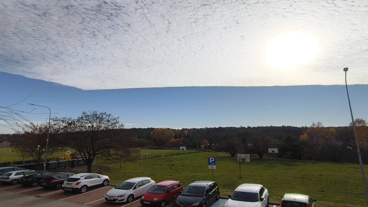 Chmury jak odcięte od noża. Fot. X / @iamwrona.