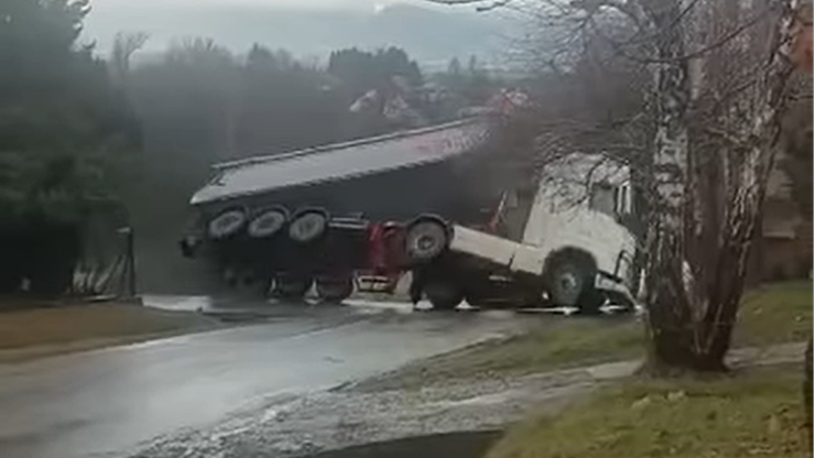 Śląskie. Ciężarówka z wielotonowym ładunkiem przewróciła się na drodze