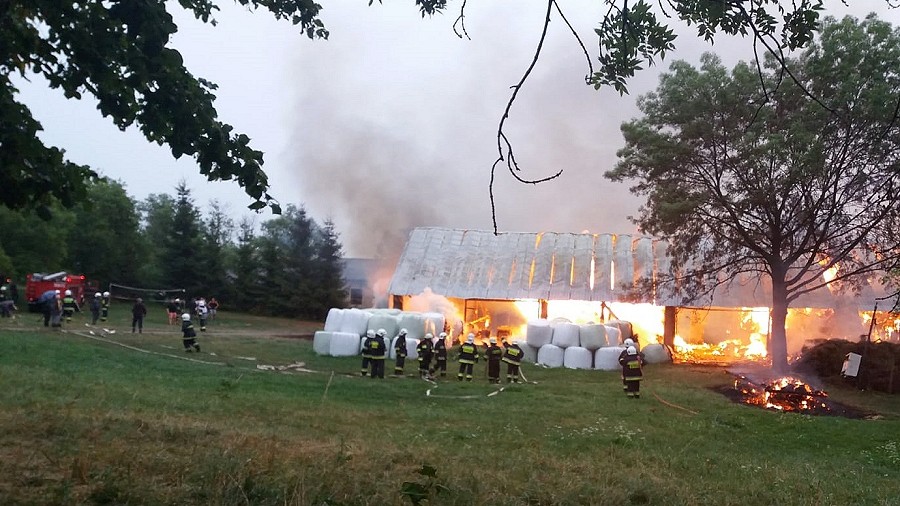 Pożar stodoły i stajni w Falkowej w woj. małopolskim. Fot. Damian / TwojaPogoda.pl