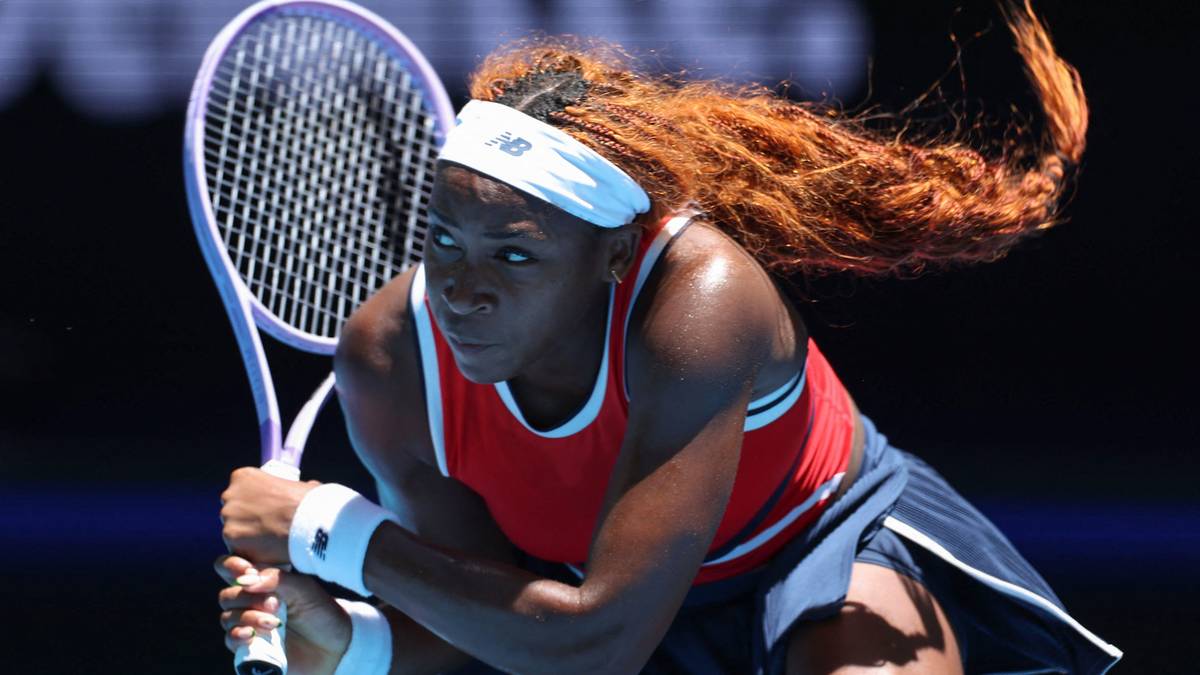 Tenisistka Coco Gauff w trakcie uderzenia rakietą tenisową.