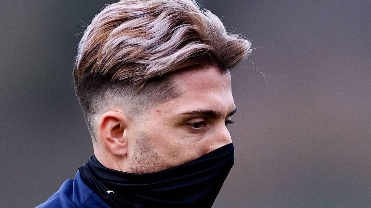 Portret piłkarza Kevina Kampla w maseczce ochronnej.