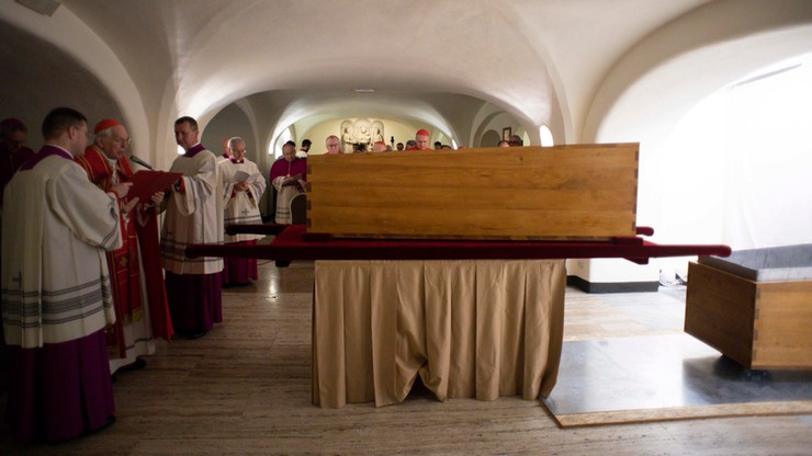 Watykan: Od niedzieli można oglądać grób Benedykta XVI. Jest w Grotach Watykańskich