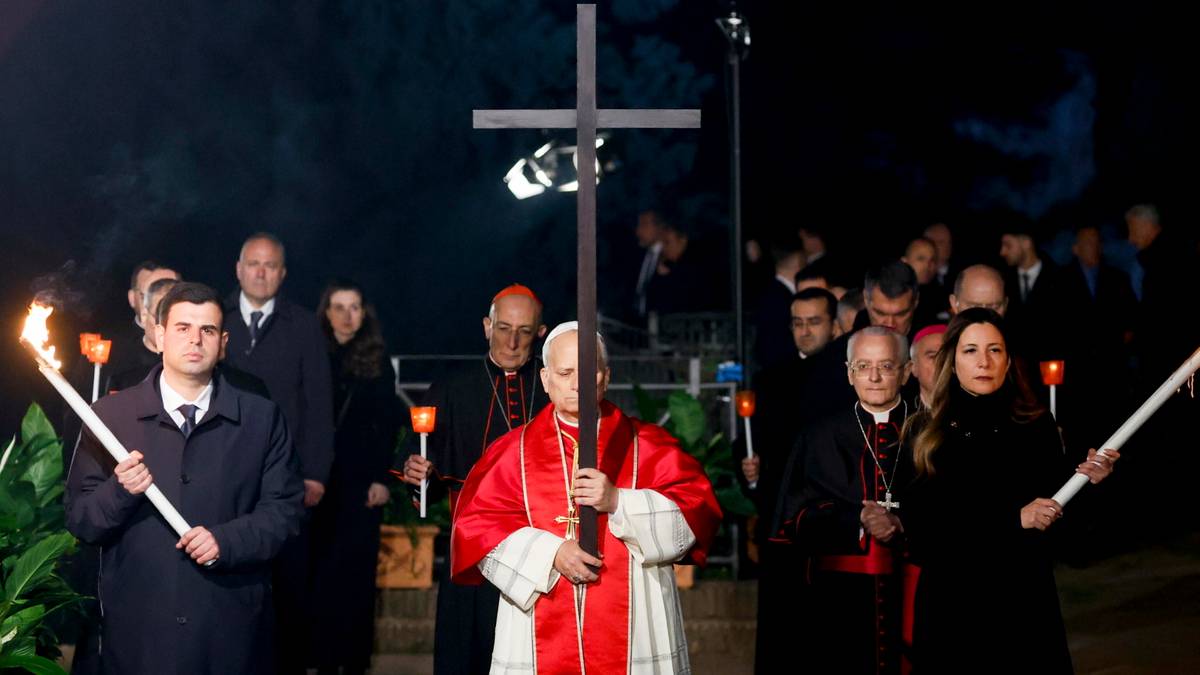 Wyjątkowa Droga Krzyżowa w Koloseum. Leon XIV sam poniósł krzyż
