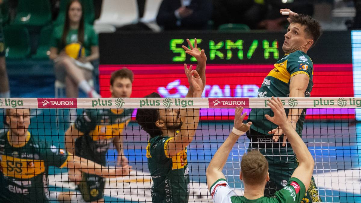 Siatkarz Aluron CMC Warta Zawiercie atakuje piłkę podczas meczu.