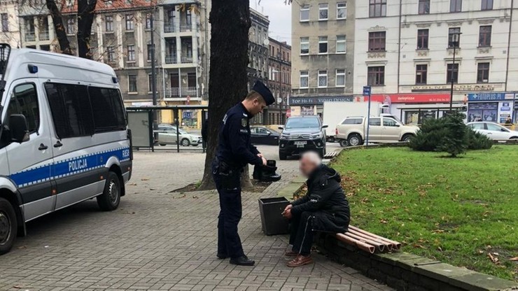 Bezdomny nie miał butów na zimę. Policjant oddał mu swoje