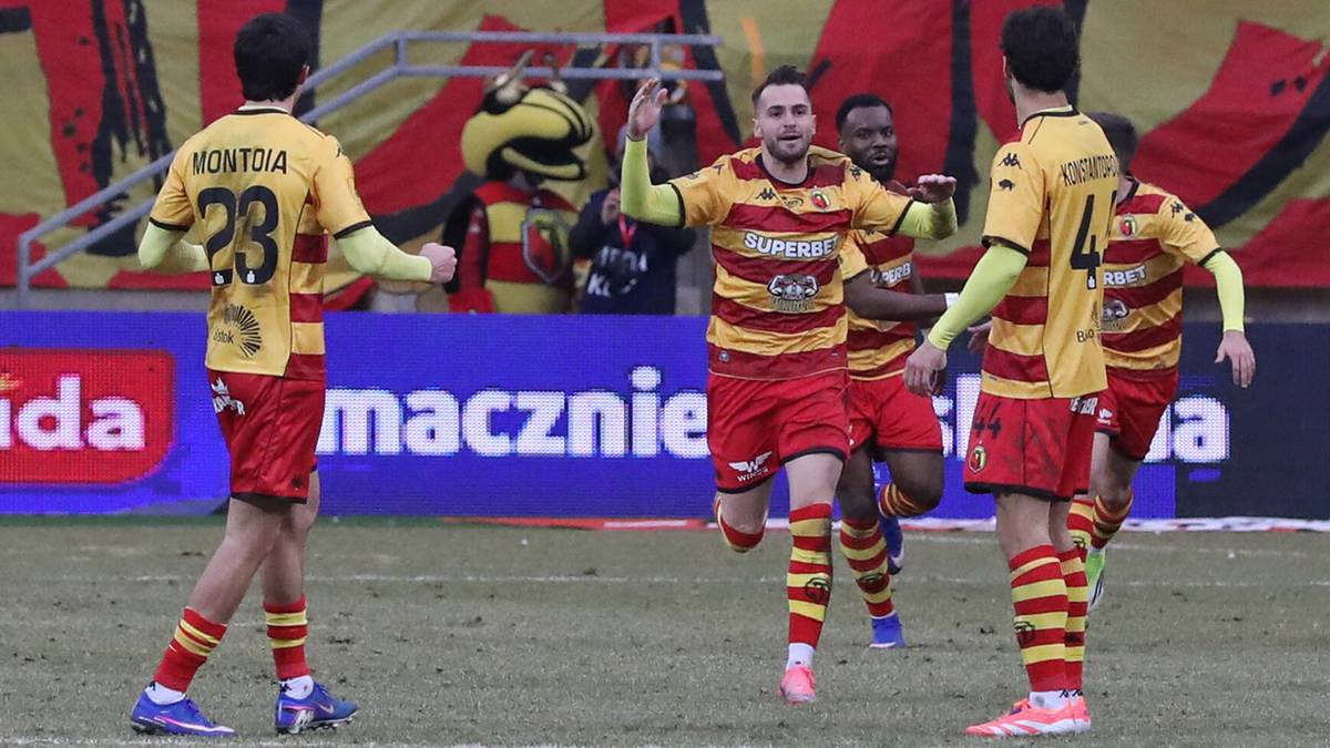 Piłkarze Jagiellonii Białystok świętują zdobycie bramki na boisku piłkarskim.