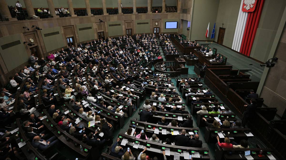 Pięć partii w Sejmie, najwięcej zyskuje Lewica. Nowy sondaż