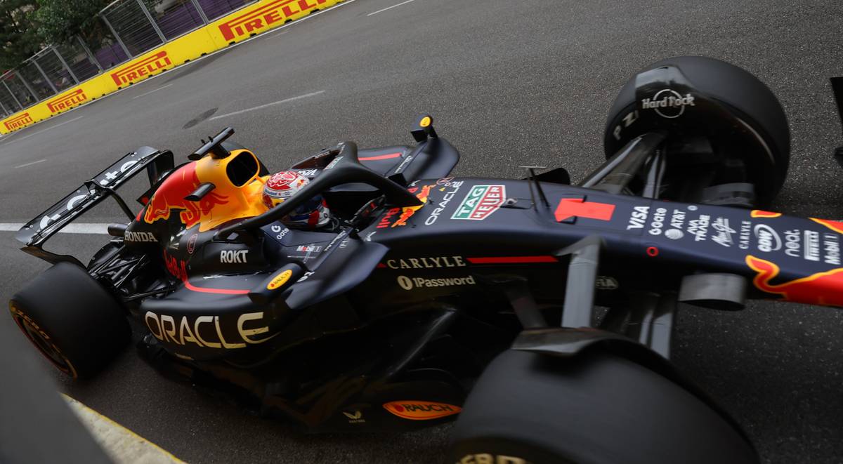 Samochód Formuły 1 zespołu Red Bull Racing z numerem 1, prowadzony przez Maksa Verstappena, na torze wyścigowym.