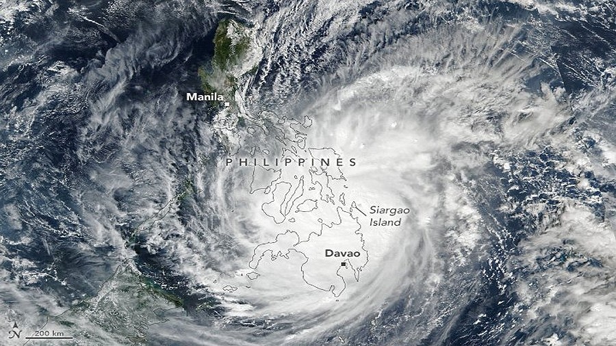 Zdjęcie satelitarne tajfunu Rai nad Filipinami. Fot. NASA.