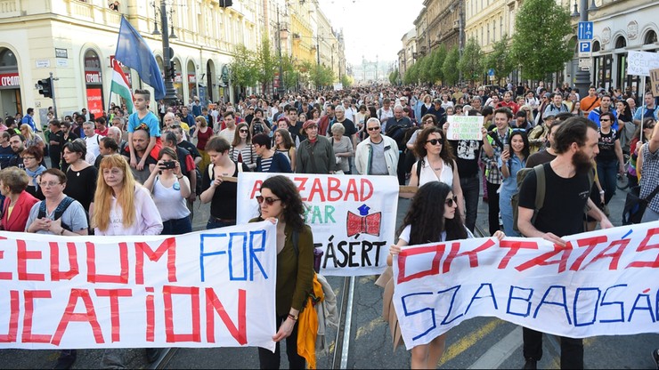 Tysiące Węgrów na ulicach w obronie uczelni Sorosa