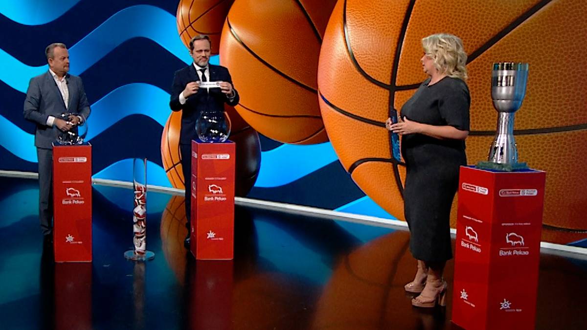 Drabinka turniejowa Pekao S.A. Pucharu Polski w koszyk&oacute;wce oraz scena z pucharem i piłkami do koszyk&oacute;wki.