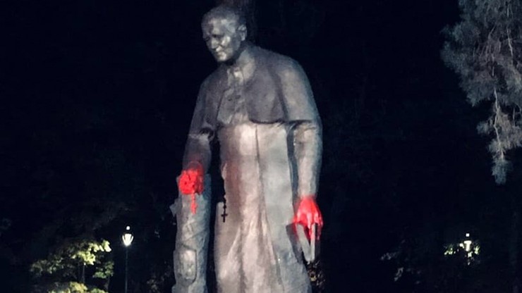 Zdewastowany pomnik Jana Pawła II. Dłonie papieża oblane farbą