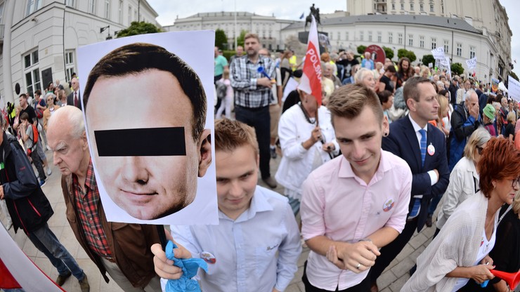 Kilkuset zwolenników KOD "uczciło" rok prezydentury Andrzeja Dudy