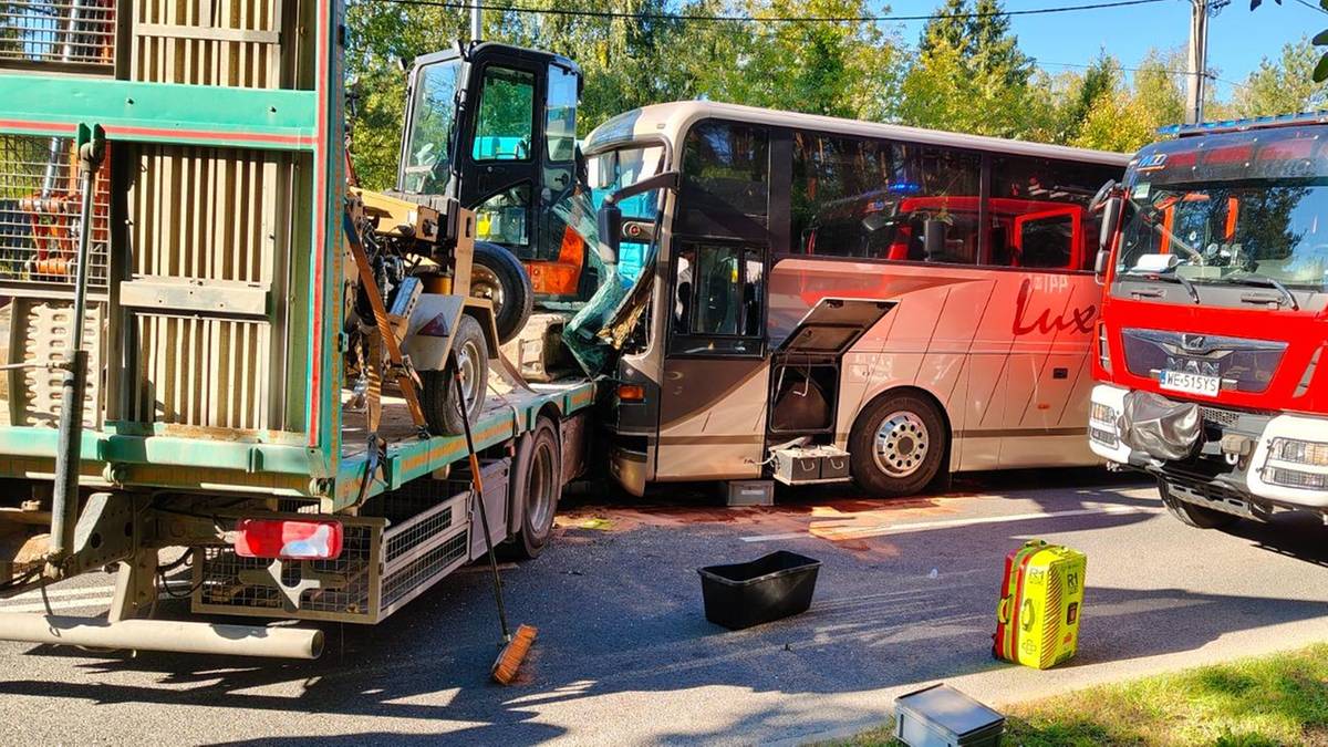 Szkolny autokar zderzył się z ciężarówką. Są ranni