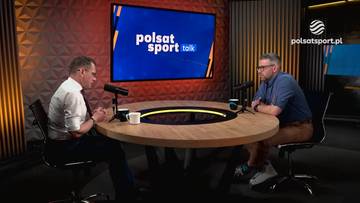 Dw&oacute;ch mężczyzn siedzi przy okrągłym stole w studiu telewizyjnym. Przed nimi mikrofony i kubki. Na ścianie wisi ekran z logo "polsat sport talk".