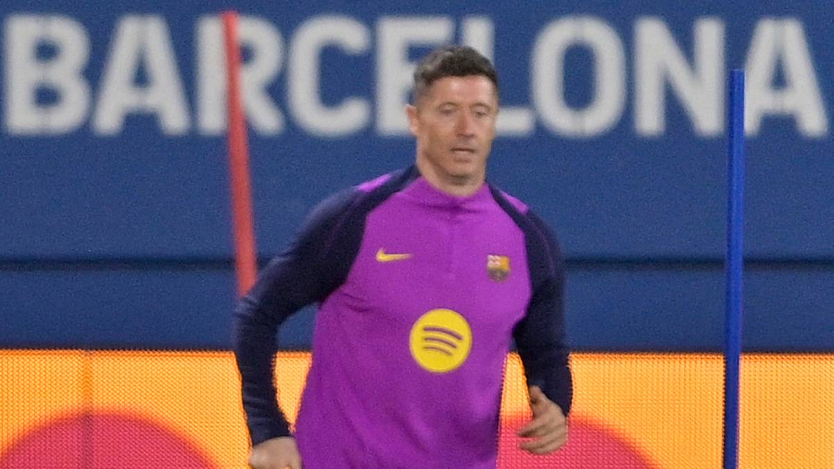 Piłkarze FC Barcelony podczas treningu.