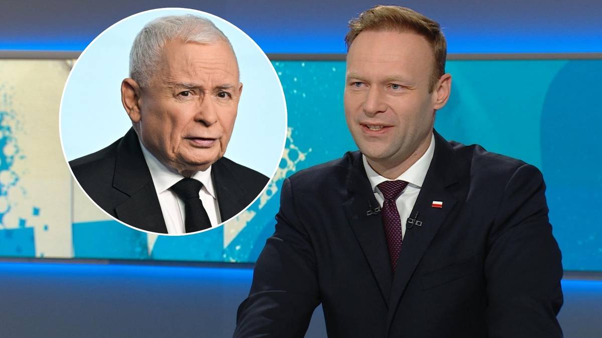 Portret Jarosława Kaczyńskiego obok polityka Marcina Mastalerka przemawiającego w studiu telewizyjnym.