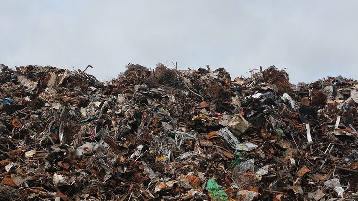 Poseł alarmuje o tysiącach ton sprowadzanych śmieci. Ministerstwo twierdzi, że to "surowce wtórne"
