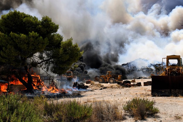 Greccy strażacy walczą z pożarem na Peloponezie