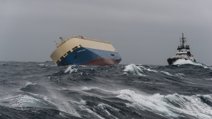 Porzucony statek z 300 tonami ropy naftowej dryfuje ku wybrzeżu Francji