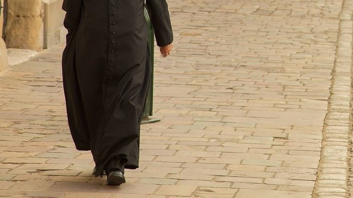 Chwile grozy przed kościołem. Atak na księdza, sprawca zatrzymany