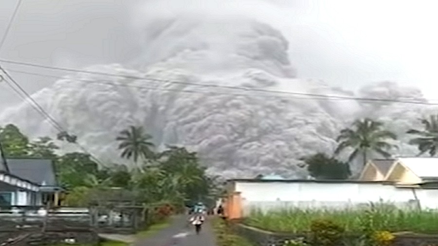 Erupcja wulkanu Semeru w Indonezji. Fot. YouTube.