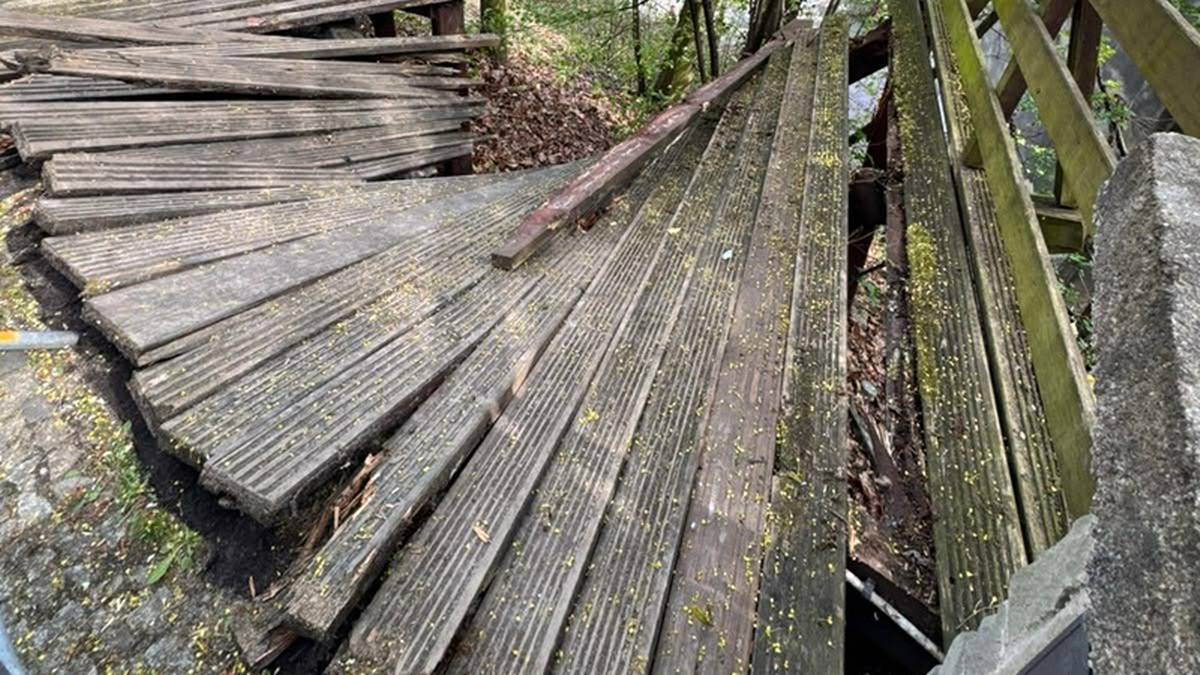 Runęły schody przy zamku w Cieszynie. Poszkodowani turyści, część trafiła do szpitala