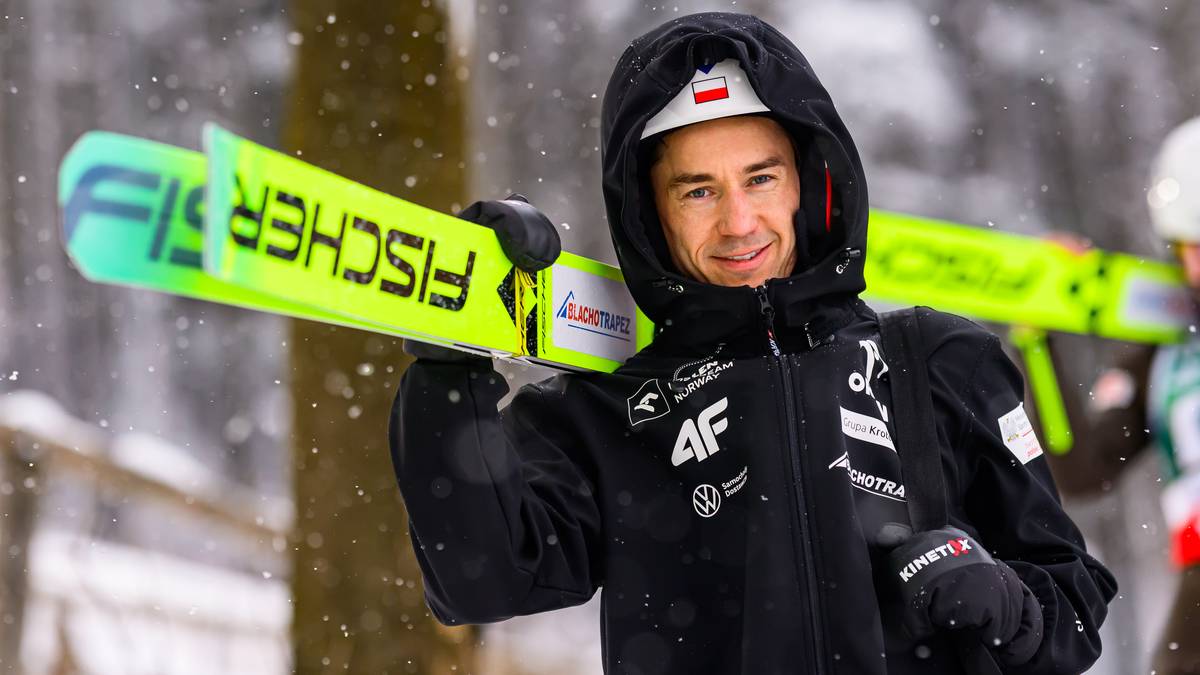 Skoczek narciarski Kamil Stoch z nartami na ramieniu podczas zawodów w Planicy.