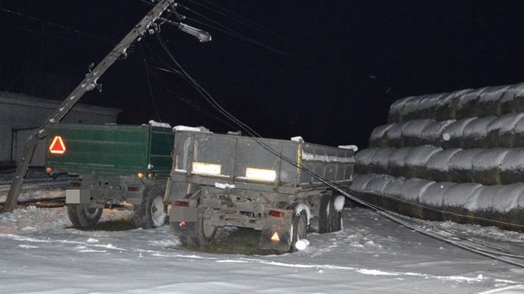 Krowy w oborze śmiertelnie porażone prądem. Bo kierowca wjechał w słup energetyczny