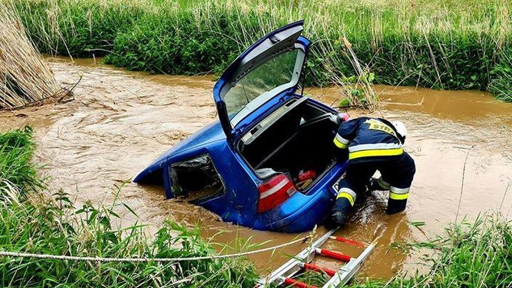 Auto przeleciało 50 metrów i wpadło do rzeki