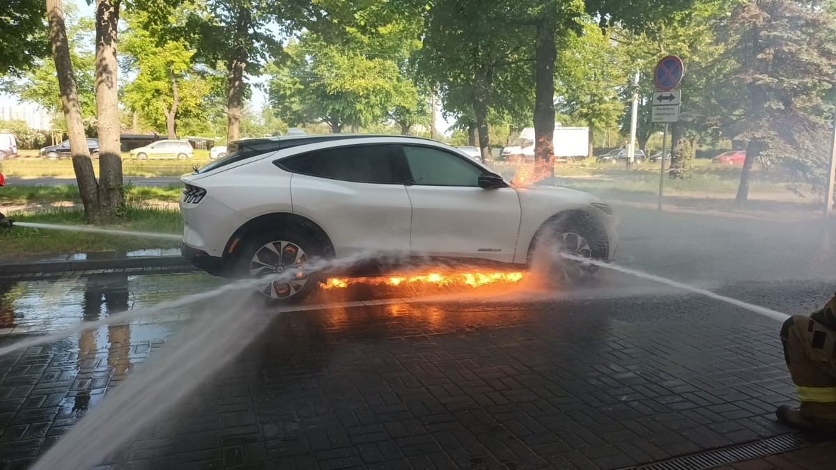 Gdańsk: Pożar elektrycznego forda mustanga. Akcja gaśnicza na kilka godzin