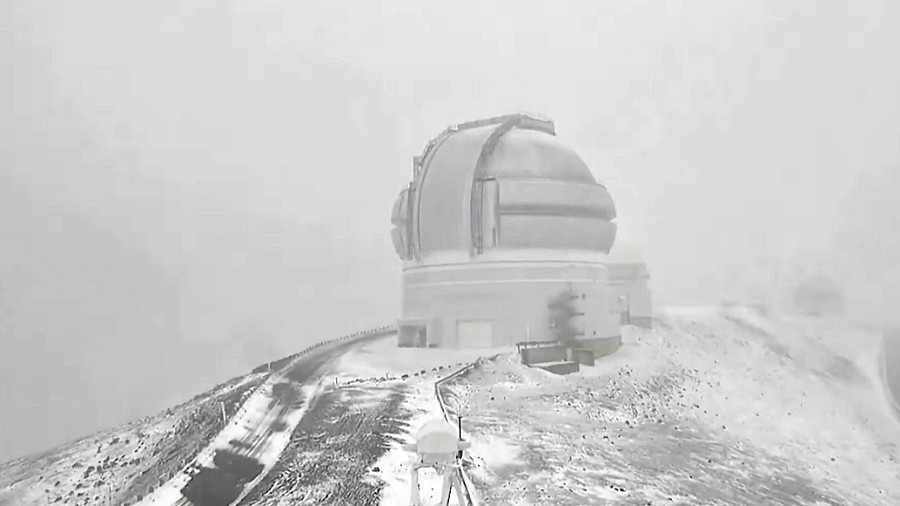 Śnieg na szczycie wulkanu Mauna Kea na Hawajach. Fot. Canada-France Hawaii Telescope.
