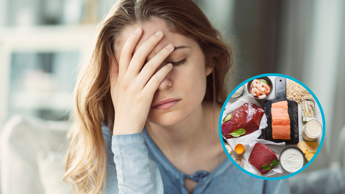 Kobieta trzymająca się za czoło, wyrażająca zmęczenie lub ból głowy. W prawym górnym rogu znajduje się okrągłe zdjęcie z różnymi produktami spożywczymi bogatymi w witaminę B12.