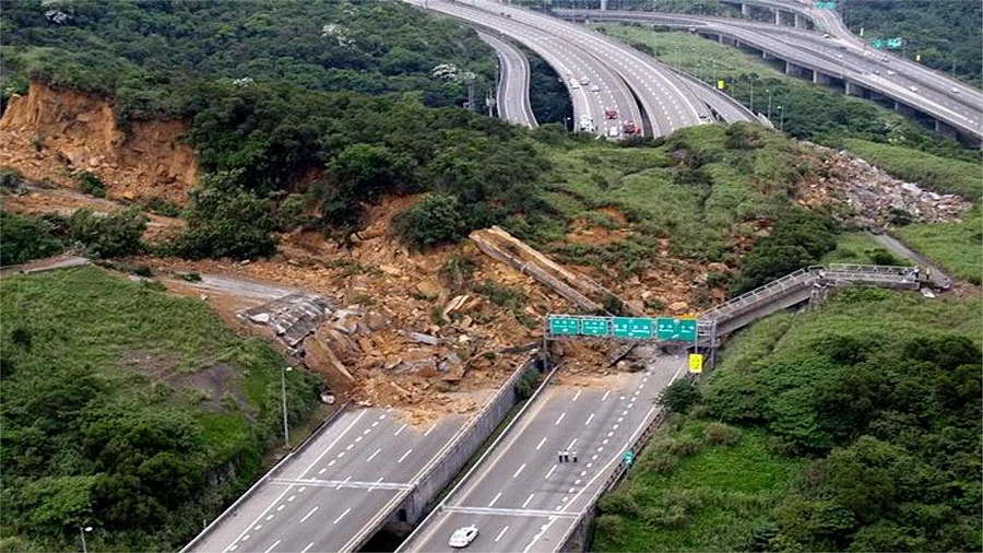 Osunięcie ziemi na autostradę na Tajwanie. Fot. Twitter.