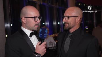 Dwóch mężczyzn, jeden z mikrofonem, rozmawia podczas wydarzenia.