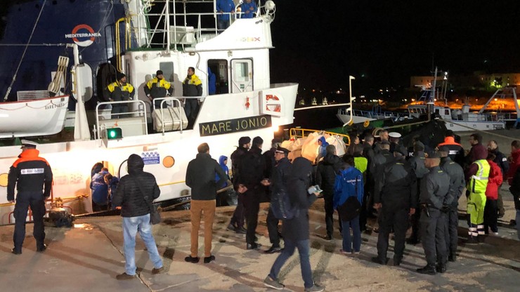 Migranci z "Mare Jonio" zawinęli do portu. Statek skonfiskowano, a załoga będzie przesłuchana
