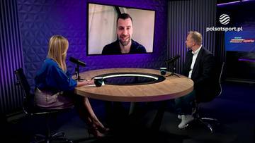 Kobieta i mężczyzna siedzą przy okrągłym stole w studiu telewizyjnym. Na ekranie za nimi wyświetlany jest obraz mężczyzny.