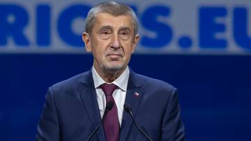 Andrej Babi&scaron; w granatowym garniturze i bordowym krawacie na tle z napisem.