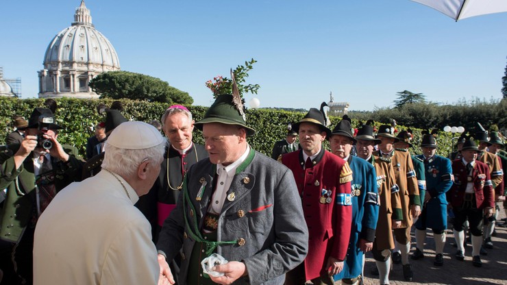 Bawarskie urodziny emerytowanego papieża Benedykta XVI w Watykanie