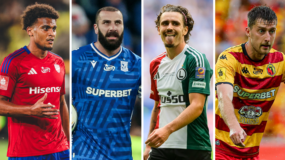 Czterech piłkarzy w strojach klubowych na tle stadionu, po dwóch z każdej strony.