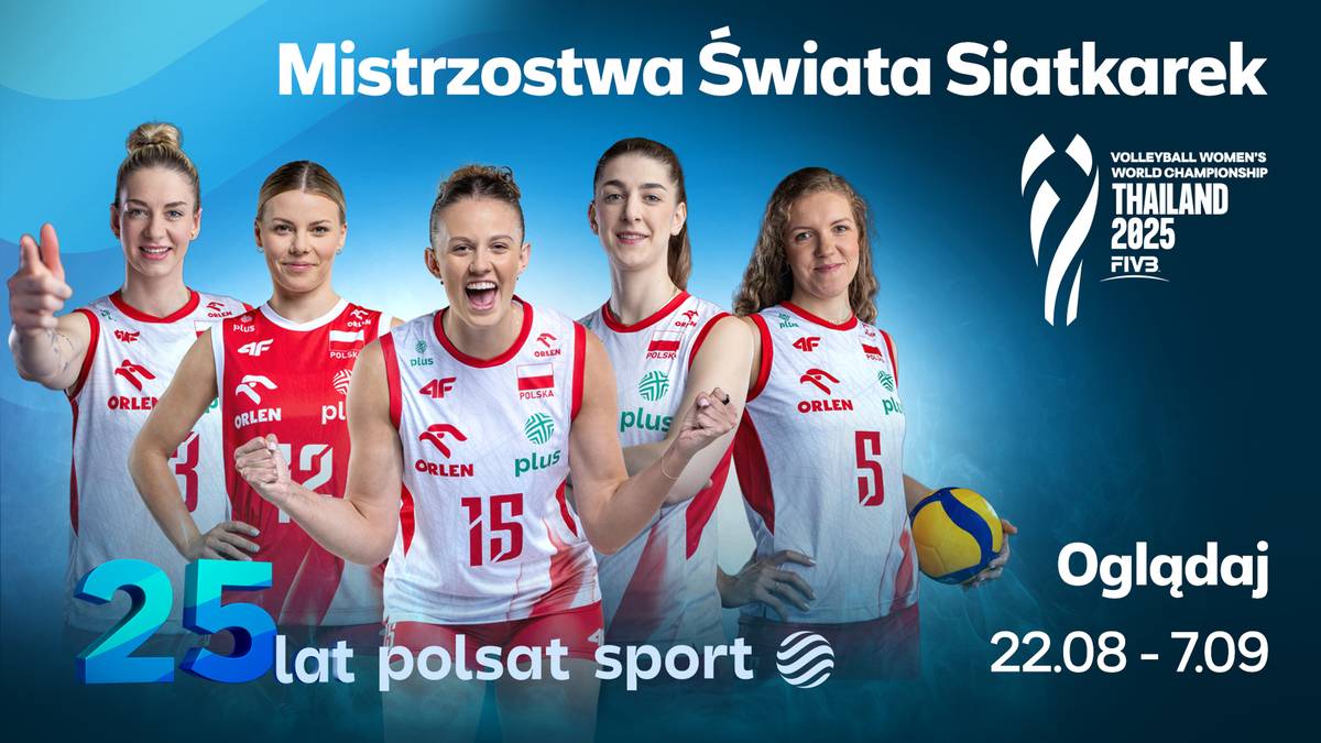 Pięć młodych kobiet w strojach siatkarskich z białymi i czerwonymi elementami stoi uśmiechnięte, prezentując dumę i sportowego ducha. Na pierwszym planie widoczny jest fragment czerwono-niebieskiej piłki siatkowej.