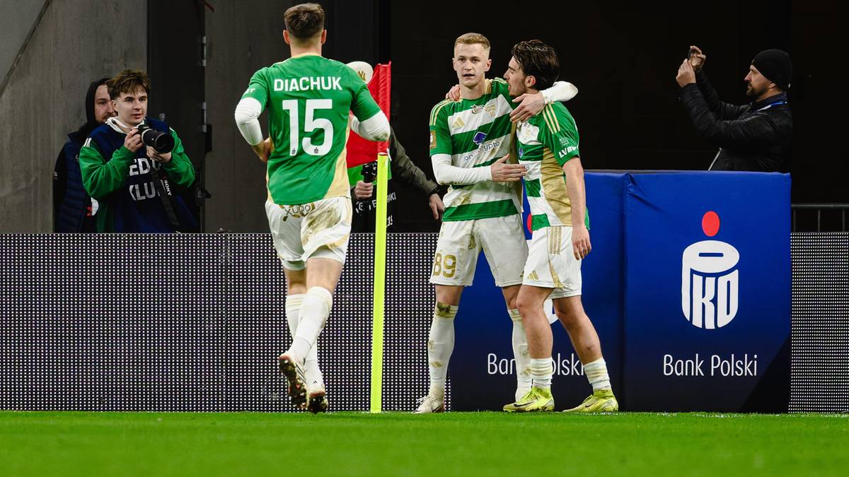 Piłkarze Lechii Gdańsk w zielonych strojach świętują zdobycie bramki, jeden z nich ma na koszulce numer 15 i nazwisko Dziachuk.