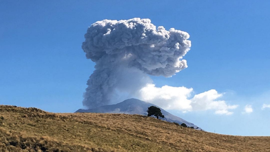 Erupcja wulkanu Popocatepetl w Meksyku. Fot. Instagram / treejury.