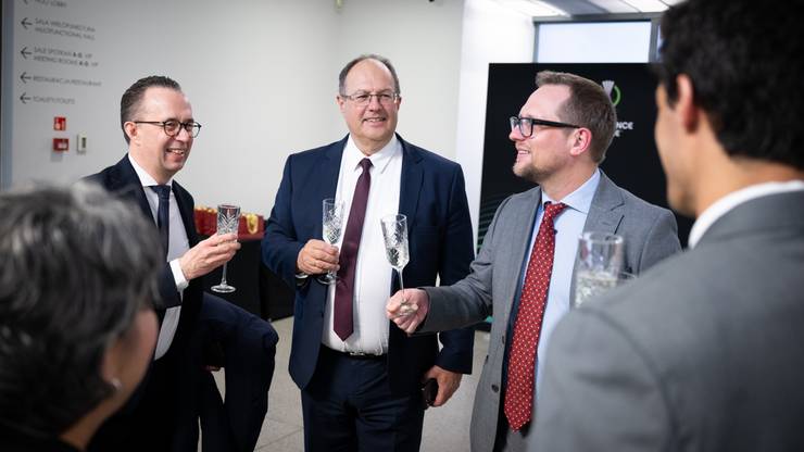 Piotr Pykel, Marian Kmita i Charlie Marshall podczas uroczystości wręczenia nagrody