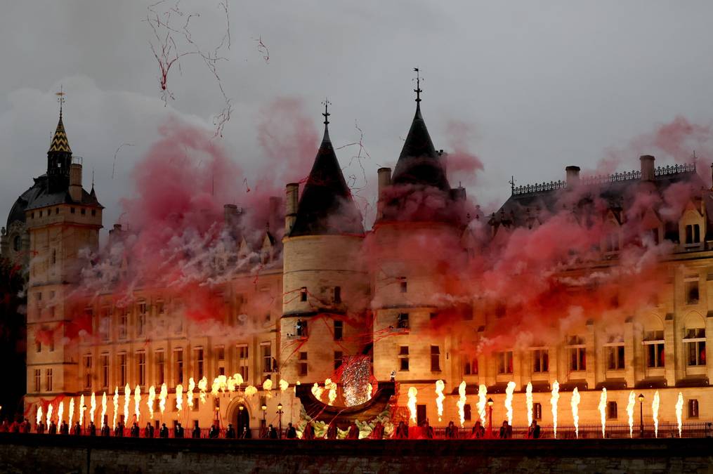 Ceremonii otwarcia towarzyszyły iluminacje i pokazy pirotechniczne